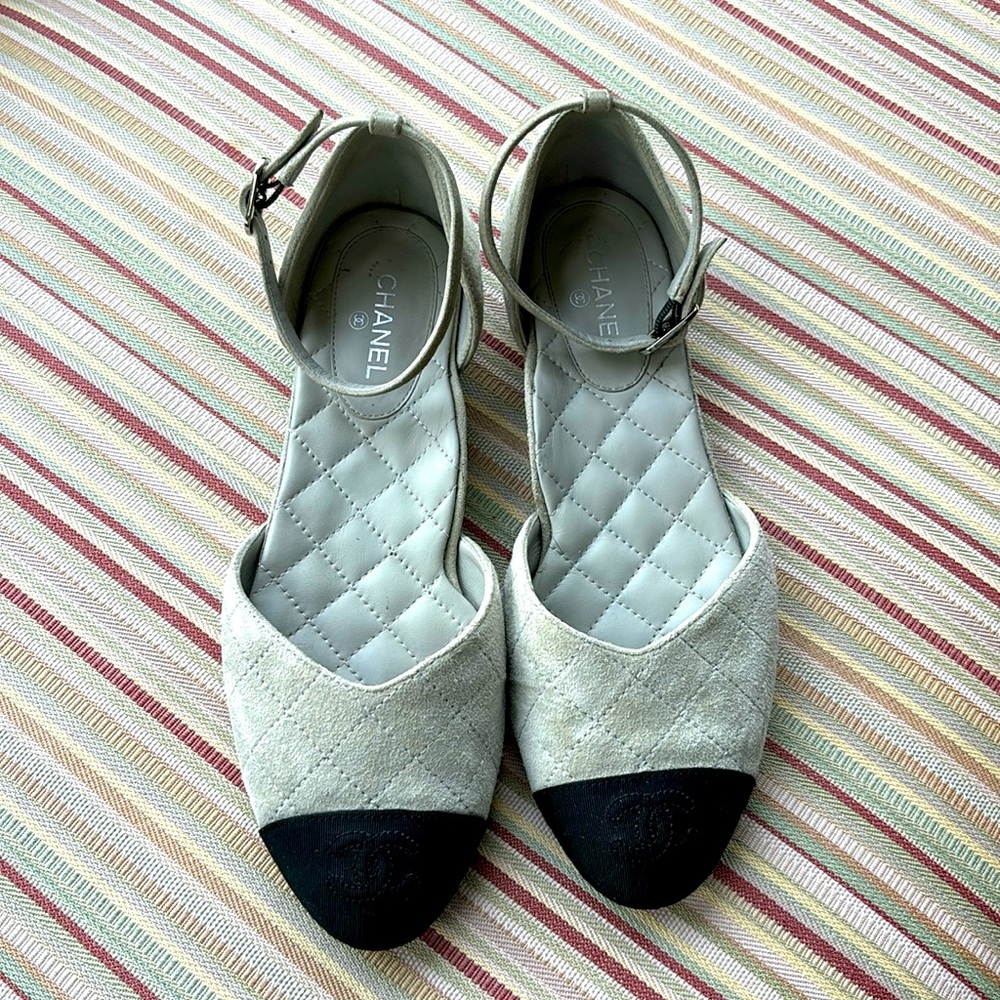 CHANEL Cream and Black Flats